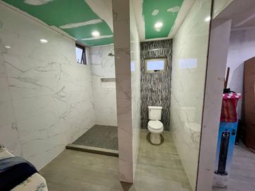 Se vende casa con terreno excedente y ampliación en privada con alberca, Stanza Toscana, Valle Alto