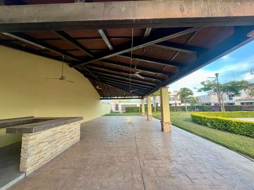 Se vende casa con terreno excedente y ampliación en privada con alberca, Stanza Toscana, Valle Alto