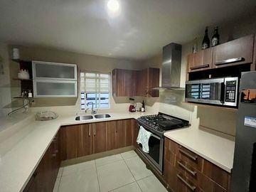 Se vende casa con terreno excedente y ampliación en privada con alberca, Stanza Toscana, Valle Alto