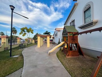 Se vende casa con terreno excedente y ampliación en privada con alberca, Stanza Toscana, Valle Alto