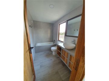 Oportunidad! 2 preciosas casas en Parcela.