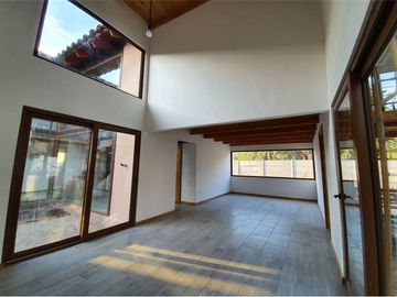 Oportunidad! 2 preciosas casas en Parcela.