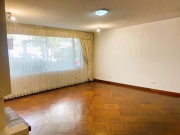 Venta departamento 3 dormitorios en Urb. Las Bromelias, sector Monteserrin.