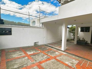 Venta departamento 3 dormitorios en Urb. Las Bromelias, sector Monteserrin.