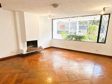 Venta departamento 3 dormitorios en Urb. Las Bromelias, sector Monteserrin.