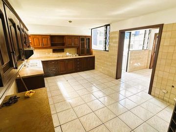 Venta departamento 3 dormitorios en Urb. Las Bromelias, sector Monteserrin.