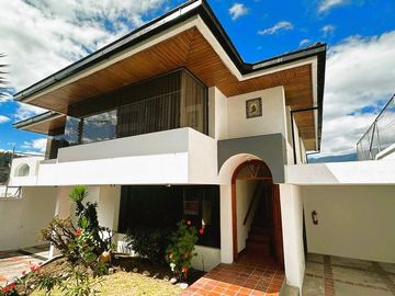 Venta departamento 3 dormitorios en Urb. Las Bromelias, sector Monteserrin.