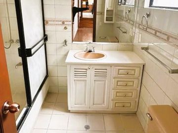 Venta departamento 3 dormitorios en Urb. Las Bromelias, sector Monteserrin.