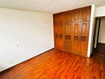 Venta departamento 3 dormitorios en Urb. Las Bromelias, sector Monteserrin.