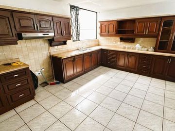 Venta departamento 3 dormitorios en Urb. Las Bromelias, sector Monteserrin.