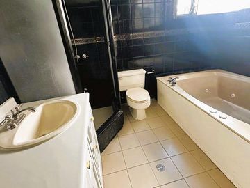 Venta departamento 3 dormitorios en Urb. Las Bromelias, sector Monteserrin.