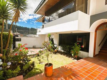 Venta departamento 3 dormitorios en Urb. Las Bromelias, sector Monteserrin.