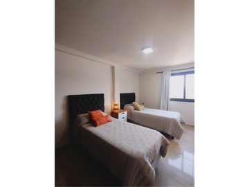 Triplex en B° Va. Dominguez a mts del lago. 3 dorm. 3 baños. Cochera