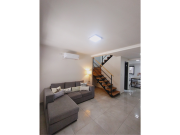 Triplex en B° Va. Dominguez a mts del lago. 3 dorm. 3 baños. Cochera