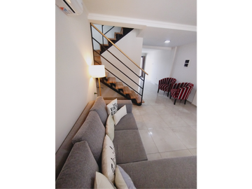 Triplex en B° Va. Dominguez a mts del lago. 3 dorm. 3 baños. Cochera