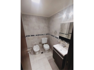Triplex en B° Va. Dominguez a mts del lago. 3 dorm. 3 baños. Cochera