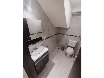 Triplex en B° Va. Dominguez a mts del lago. 3 dorm. 3 baños. Cochera