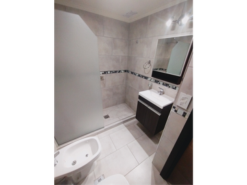 Triplex en B° Va. Dominguez a mts del lago. 3 dorm. 3 baños. Cochera