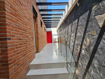 Casa Moderna con excelentes espacios