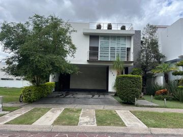 La Casa de Tus Sueños Te Espera en El Manantial