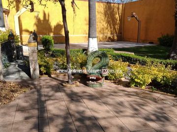 CASA EN VENTA SUPER OPORTUNIDAD EN CENTRO DE TEQUISQUIAPAN . Xóchitl.