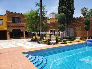 CASA EN VENTA SUPER OPORTUNIDAD EN CENTRO DE TEQUISQUIAPAN . Xóchitl.
