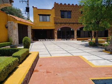 CASA EN VENTA SUPER OPORTUNIDAD EN CENTRO DE TEQUISQUIAPAN . Xóchitl.