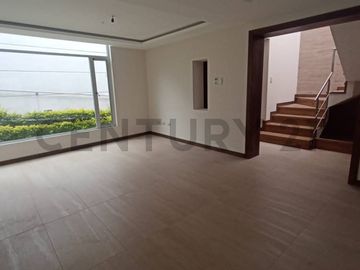 Casa  en Venta por estrenar en Nayón
