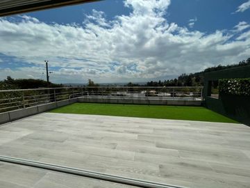 En venta departamento con terraza por estrenar. Sector Intervalles. Tumbaco