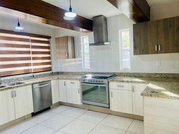 VENTA CASA ZIBATA DE AUTOR EN ESQUINA