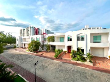 Casa moderna en conjunto cerrado en La Castellana Montería en excelente estado