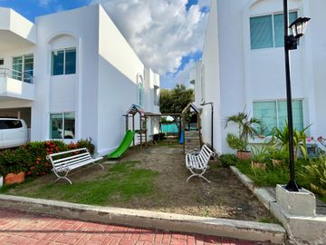 Casa moderna en conjunto cerrado en La Castellana Montería en excelente estado