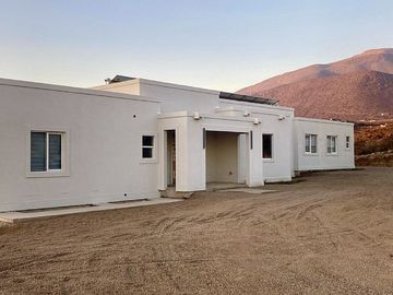 SE VENDE ESPECTACULAR PARCELA CON CASA 5D/5B LA SERENA