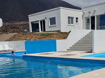 SE VENDE ESPECTACULAR PARCELA CON CASA 5D/5B LA SERENA