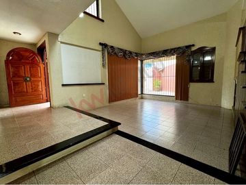 Casa de 350 m2 de terreno en VENTA en Fracc. Los Laureles