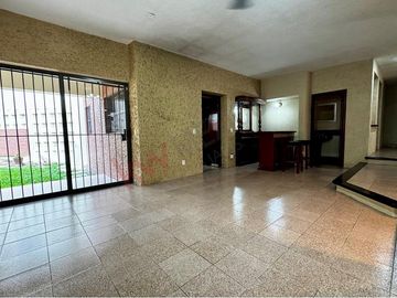Casa de 350 m2 de terreno en VENTA en Fracc. Los Laureles