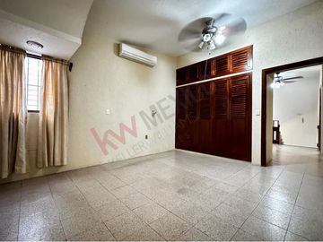 Casa de 350 m2 de terreno en VENTA en Fracc. Los Laureles