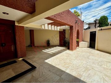 Casa de 350 m2 de terreno en VENTA en Fracc. Los Laureles