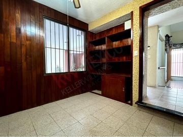 Casa de 350 m2 de terreno en VENTA en Fracc. Los Laureles