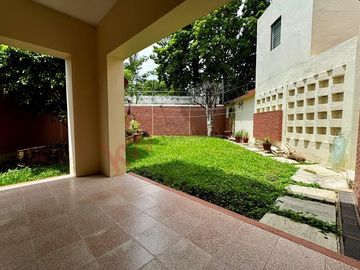 Casa de 350 m2 de terreno en VENTA en Fracc. Los Laureles