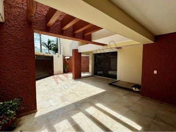 Casa de 350 m2 de terreno en VENTA en Fracc. Los Laureles