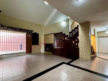 Casa de 350 m2 de terreno en VENTA en Fracc. Los Laureles