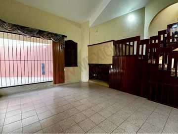 Casa de 350 m2 de terreno en VENTA en Fracc. Los Laureles