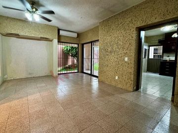 Casa de 350 m2 de terreno en VENTA en Fracc. Los Laureles