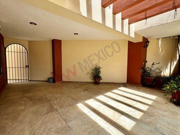 Casa de 350 m2 de terreno en VENTA en Fracc. Los Laureles