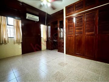 Casa de 350 m2 de terreno en VENTA en Fracc. Los Laureles