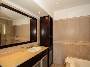 Estupenda construcción y amplitud en todos los ambientes