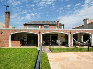 Estupenda construcción y amplitud en todos los ambientes