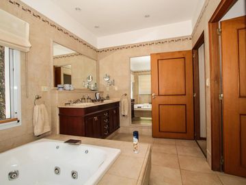 Estupenda construcción y amplitud en todos los ambientes