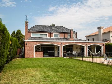 Estupenda construcción y amplitud en todos los ambientes